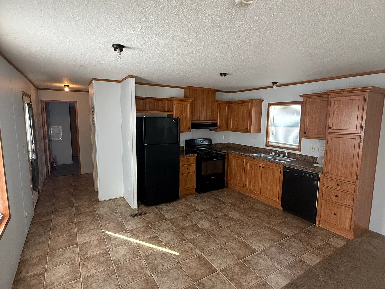 3 bed, 1216 sqft, $999 — Photo 2