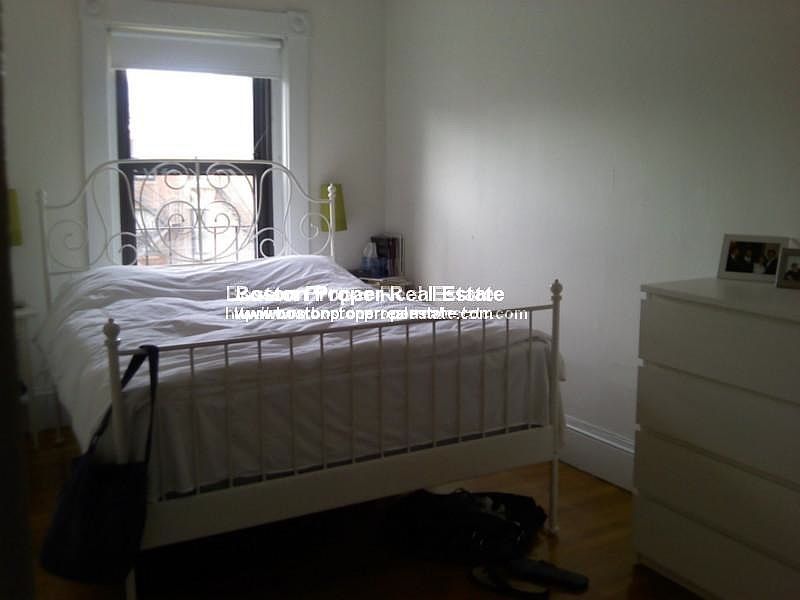 2nd image of 289 Newbury St #44