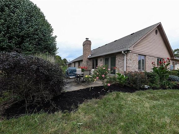 Nice patio with the trees/shrubs providing privacy...