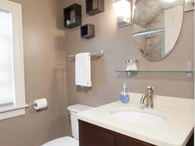 1 of 2 upstairs full bathrooms