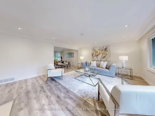 15 Farrington Dr, Toronto, ON M2L 2B4
