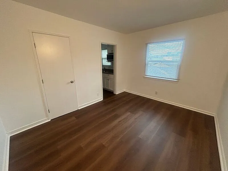 Building Photo - 2813 W Victory Blvd #203
