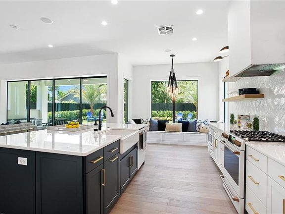 5th image of 826 W Lyman Ave
