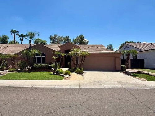 885 W Aloe Pl Photo 1