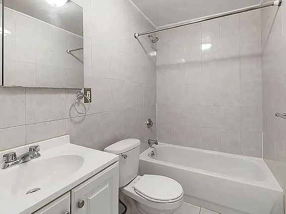5th image of 375 Pleasant Ave APT 1A