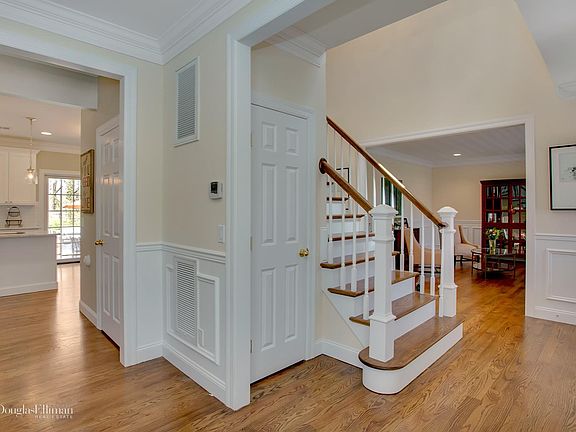 3rd image of 4 Hill Ln