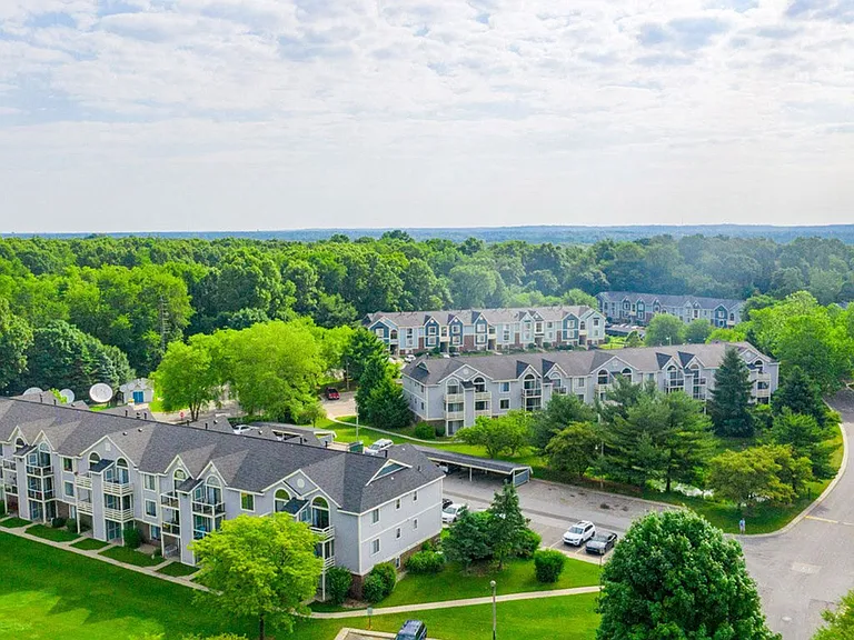 Hurwich Farms Apartments — Photo 36