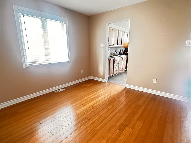 241 Hunterbrook St N — Photo 8
