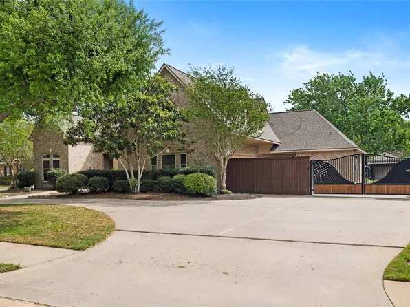 704 Heritage Oaks Dr, Angleton, TX 77515