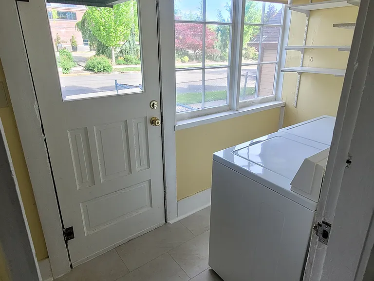 314 E Sherman St — Photo 5