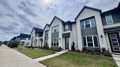 2546 Campden Mews Photo 1