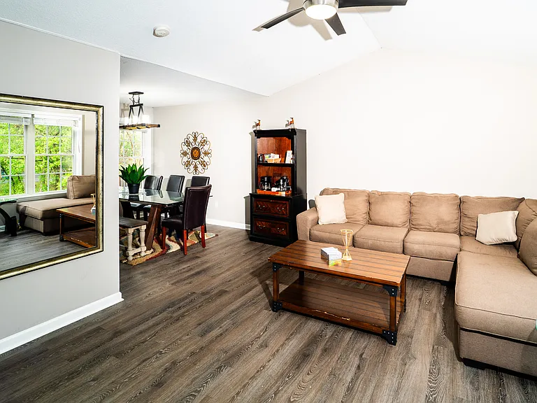 390 Oakview Park Rd — Photo 4