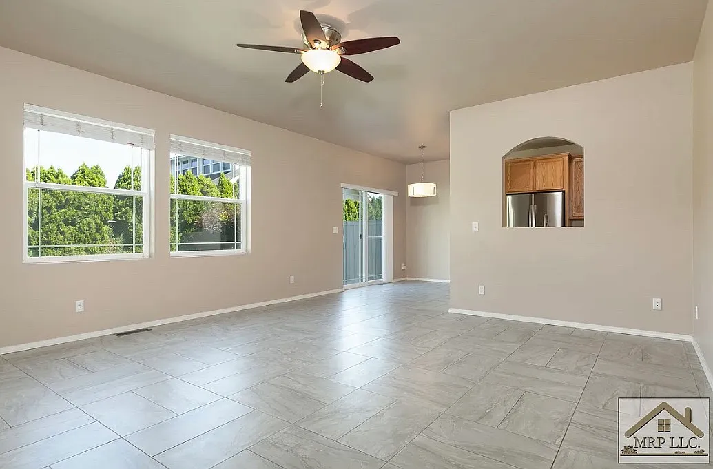 3 bed, 2.5 bath, 1690 sqft, $1,975 — Photo 4