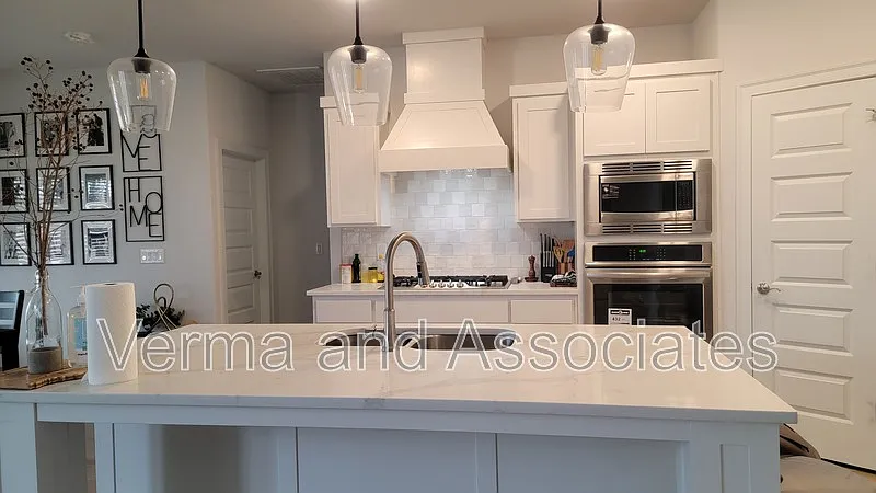 3 bed, 2.5 bath, 2390 sqft, $2,595 — Photo 4