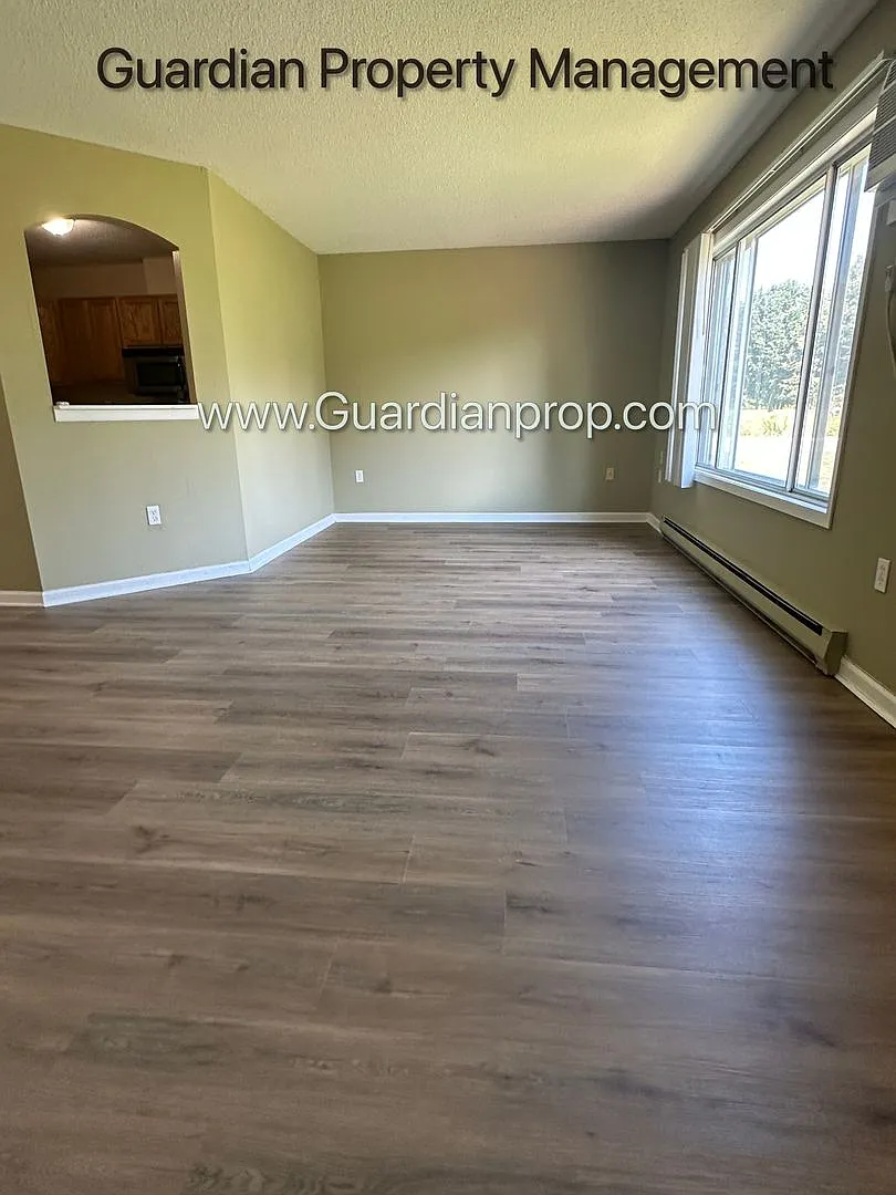Chanhassen Town Home, New Carpet/Flooring, In Unit Laundry, 1 Garage Space — Photo 4