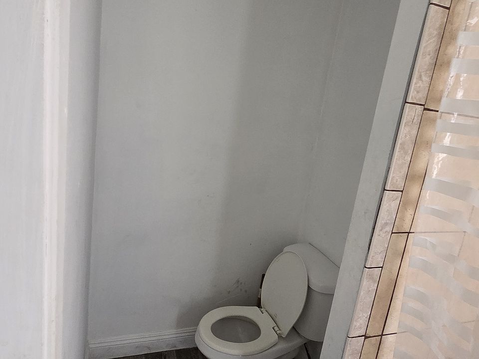 1st image of 361 1/2 W 47th Pl