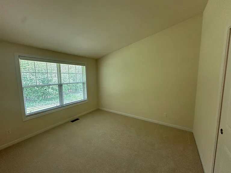 517 Crescent Ct — Photo 3