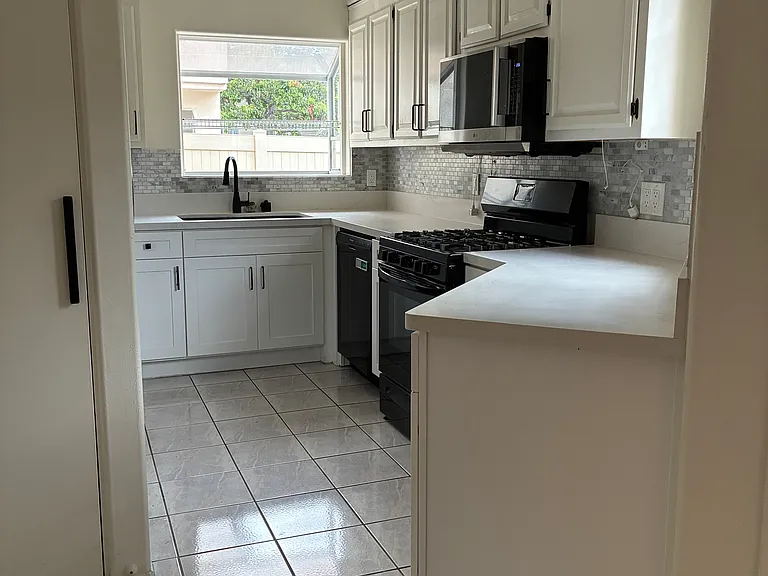 2176 Pacific Ave #B — Photo 2