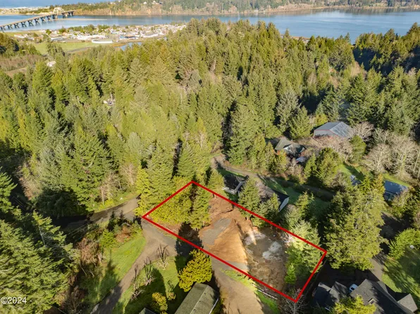 119 NE High St, Waldport, OR 97394