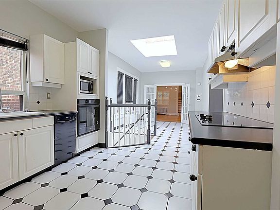 4th image of 490 Montrose Ave