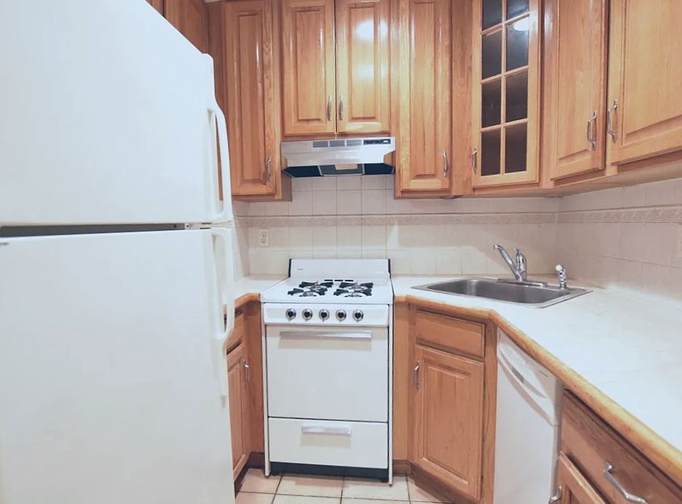 2nd image of 4 E 36th St #4R