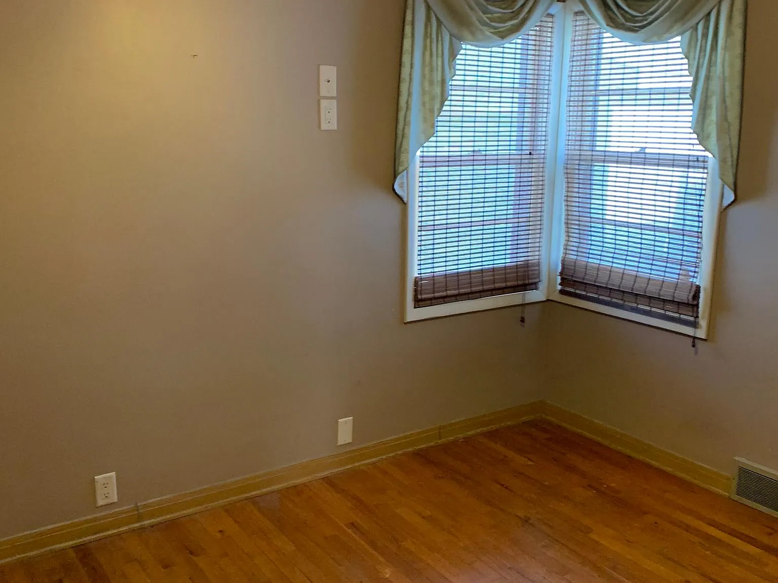 3 bed, 1.5 bath, 976 sqft, $1,550 — Photo 4