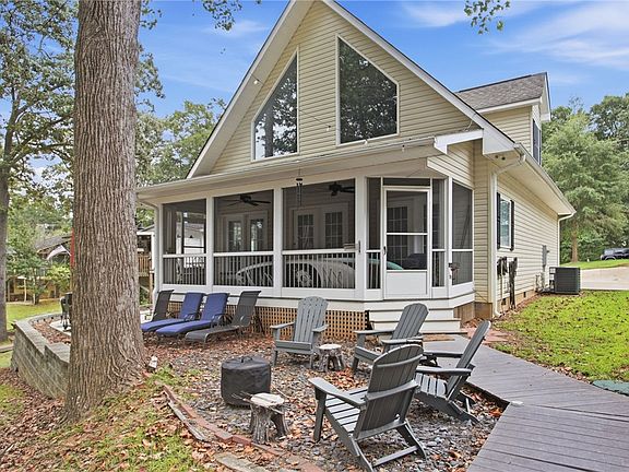 2nd image of 322 Sunrise Cir