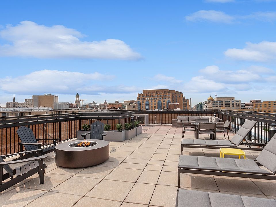 Rooftop sundeck with Wi-Fi access and lounge chairs