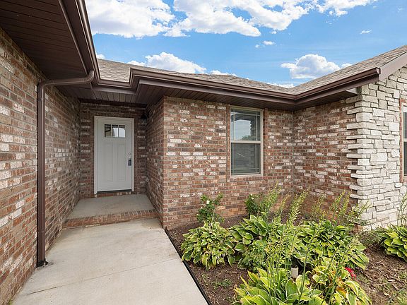 3rd image of 232 W Canterbury Lane