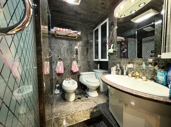 601 Surf Avenue image 7 of 23