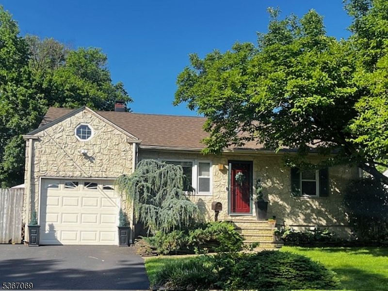 1st image of 81 Mapes Ave