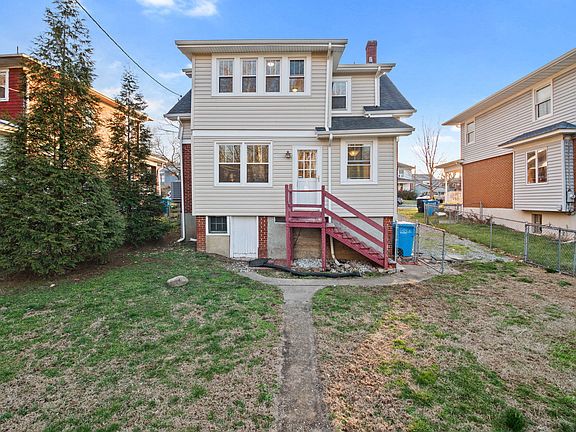5th image of 410 Arbutus Ave SE