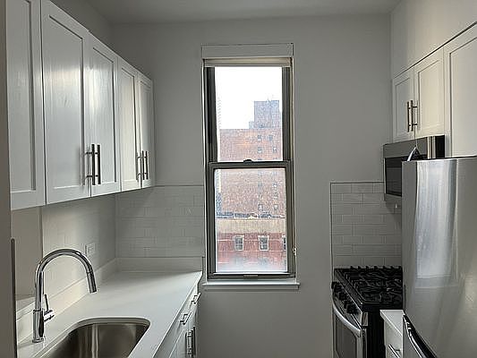 4th image of 556 3rd Ave APT 906