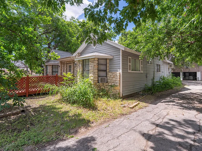 4616 E Cesar Chavez St — Photo 3