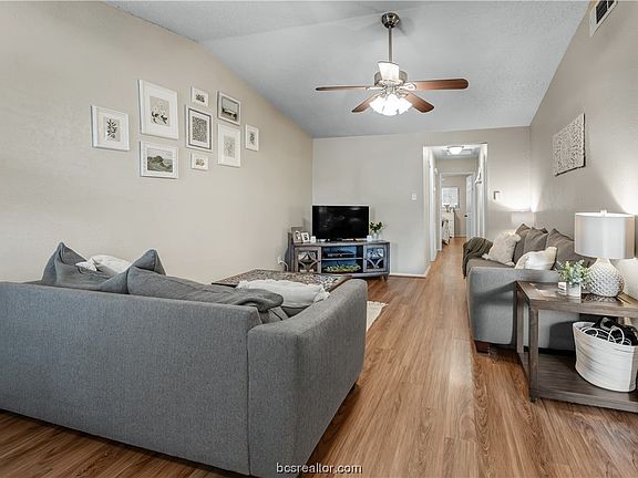 3rd image of 313 Amherst Ct