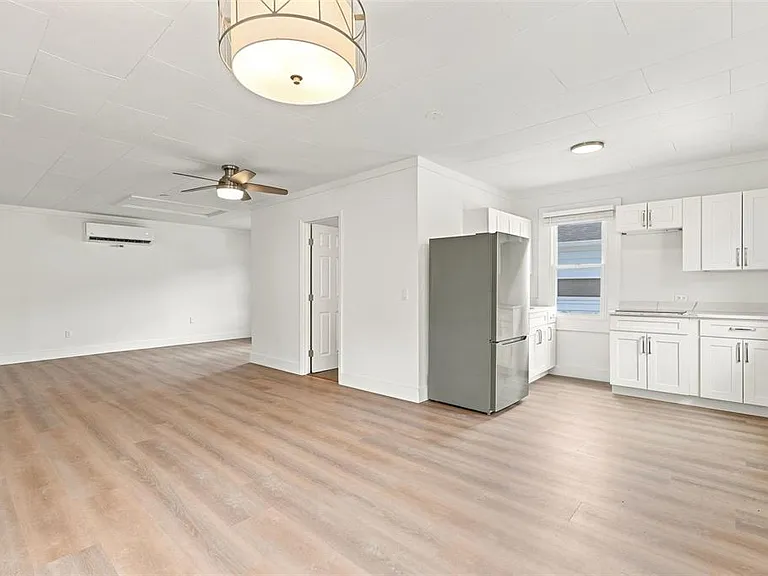2704 E Jefferson St — Photo 28