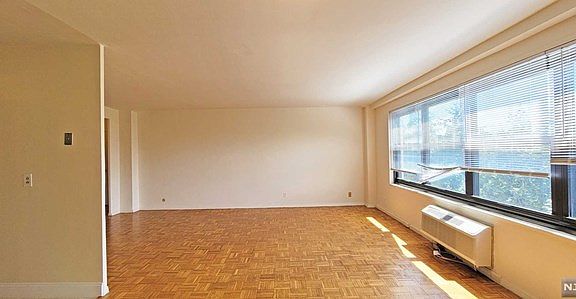 5th image of 2348 Linwood Ave APT 4M