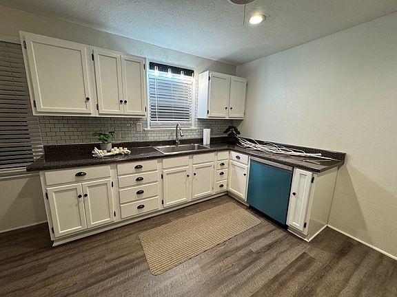 Kitchen has lots of stg