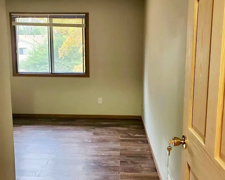 2746 Brookdale Ln N — Photo 16
