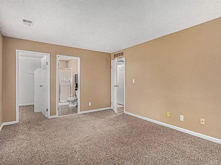 19107 Surrey Ln — Photo 12
