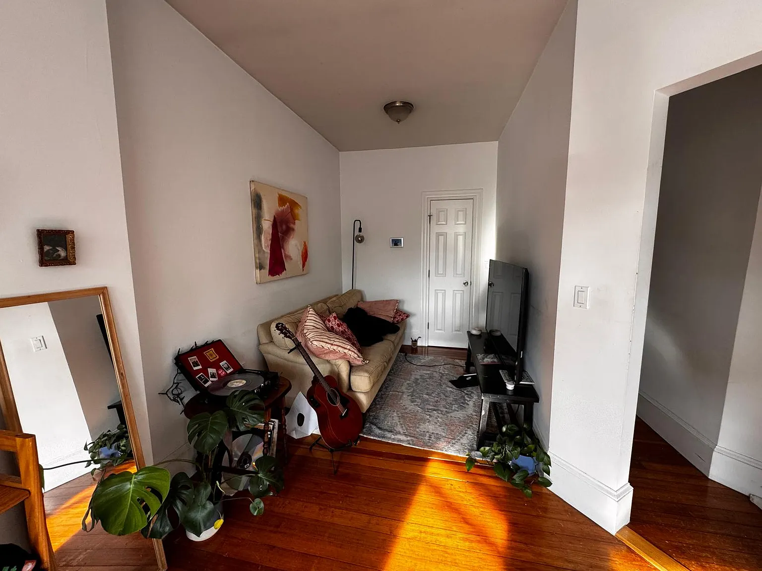 3 bed, 900 sqft, $4,350 — Photo 2