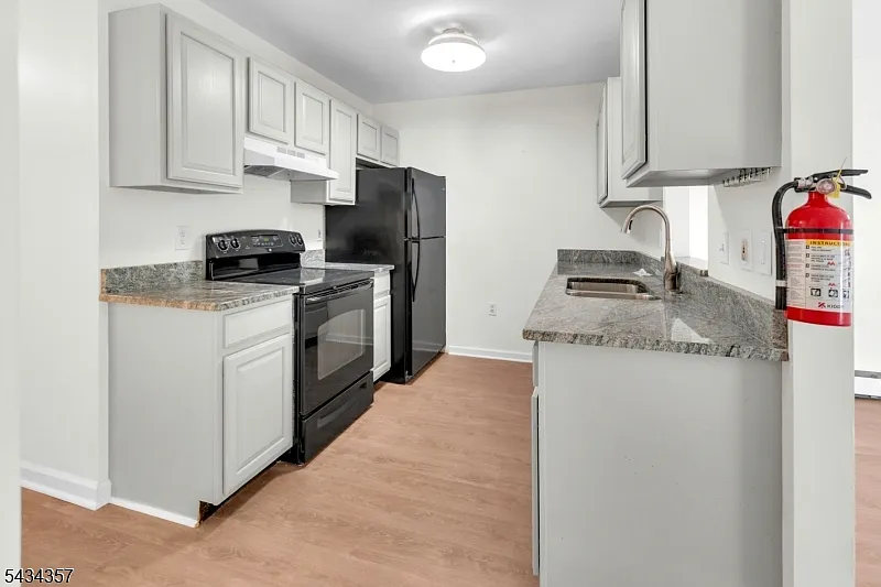 3 bed, 1.0 bath, 950 sqft, $2,550 — Photo 3