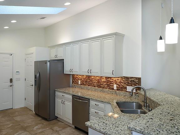 Granite counters, stainless steel appliances, pantry, gas stove