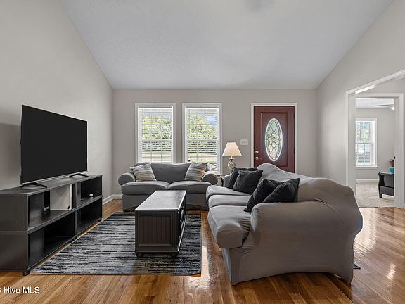 5th image of 106 Walnut Avenue