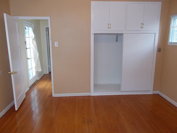 5th image of 6938 Encino Ave