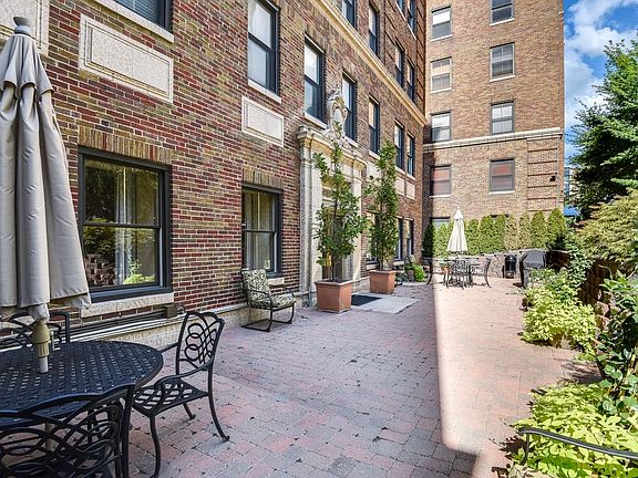 5th image of 229 Ward Pkwy APT 204A