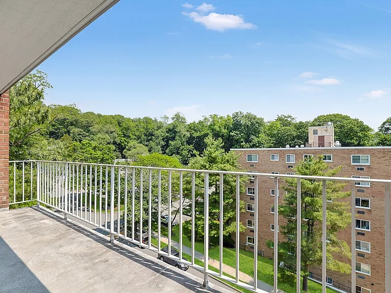 412 Benedict Ave #6C — Photo 6