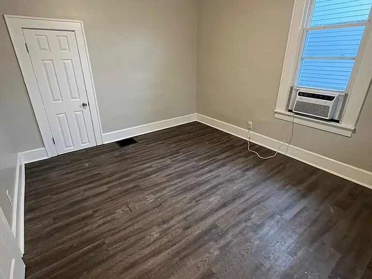 506 Hall St — Photo 5