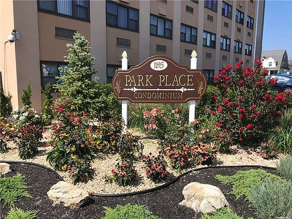 3rd image of 185 W Park Ave