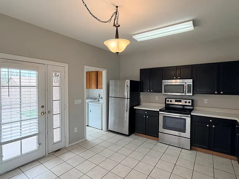 689 E Springfield Pl — Photo 5